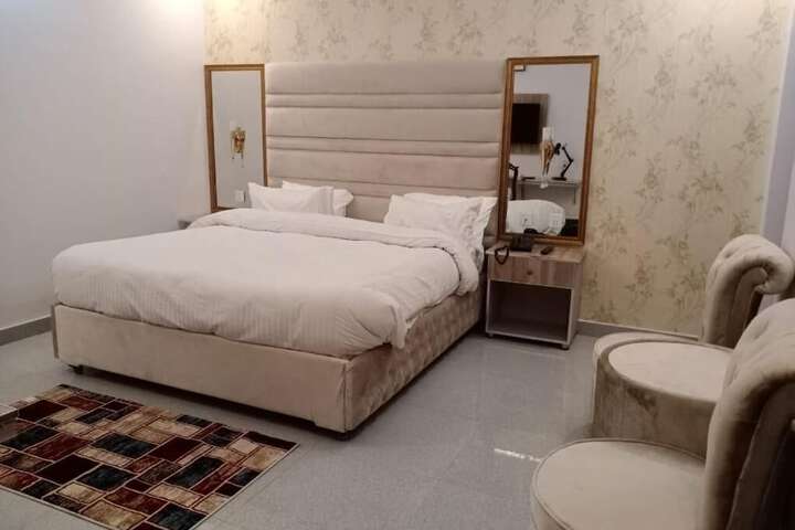 Room 13 of 27