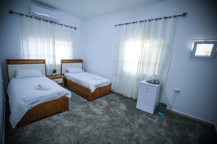 Room 6 of 10