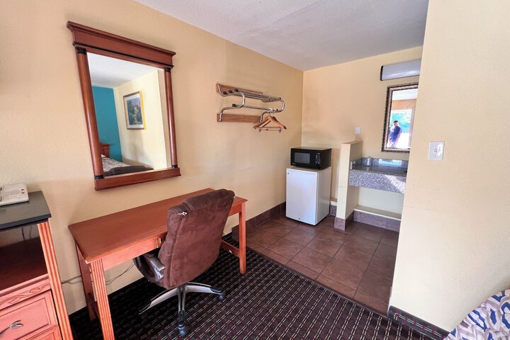 Standard Double Room (5 of 7)