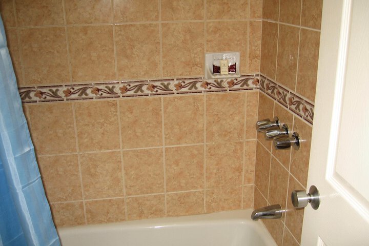 Deep soaking bathtub