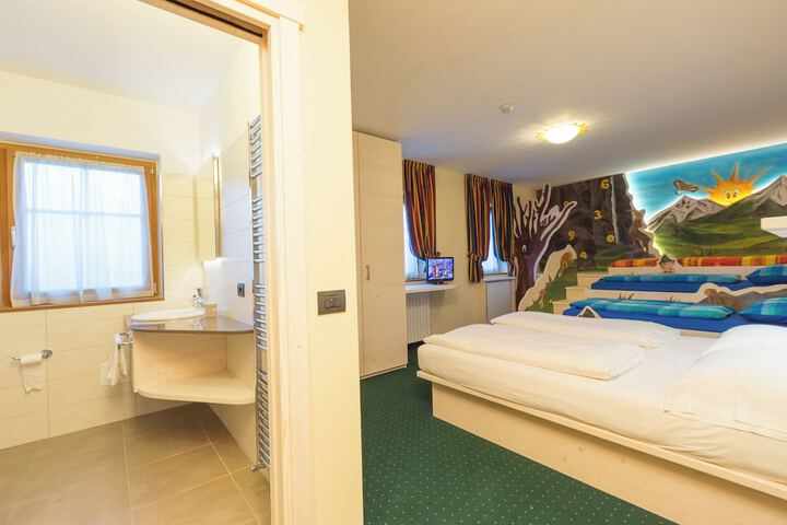 Room 32 of 79