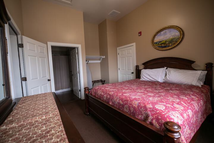 1 King Bed (4 of 40)