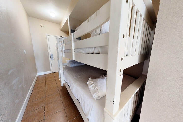 Room 14 of 163