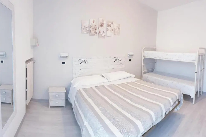 Room 5 of 9