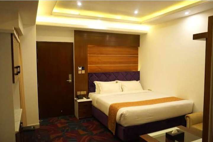 Room 14 of 76