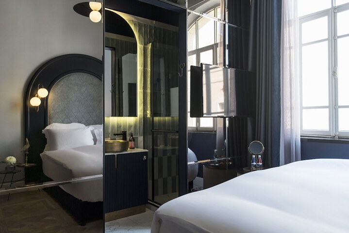 Room 9 of 26