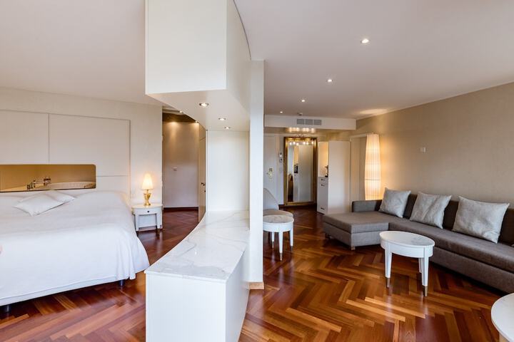 Room 42 of 70