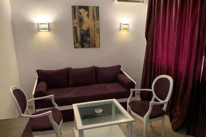 Room 10 of 28