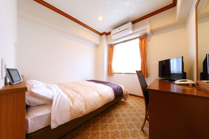 Room 9 of 25