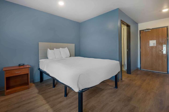 Standard Studio 1 Queen Bed (2 of 15)