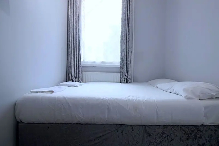 Room 5 of 12