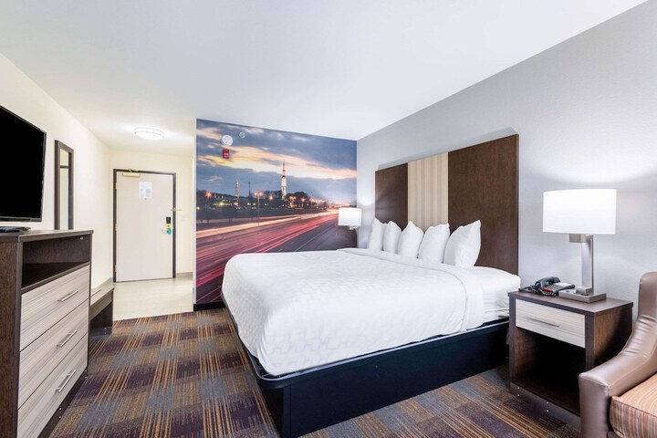 1 King Bed (5 of 23)