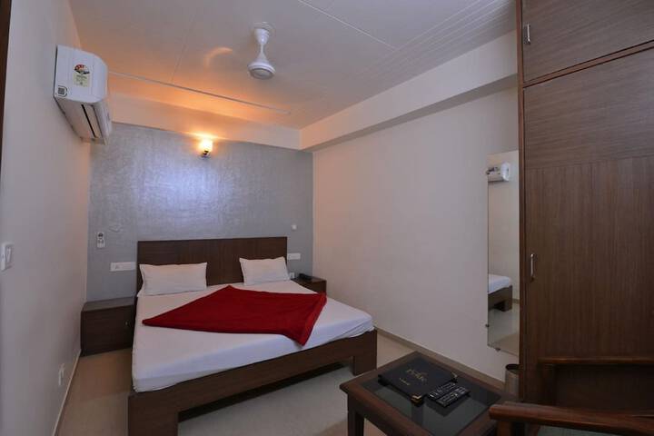 Room 10 of 37