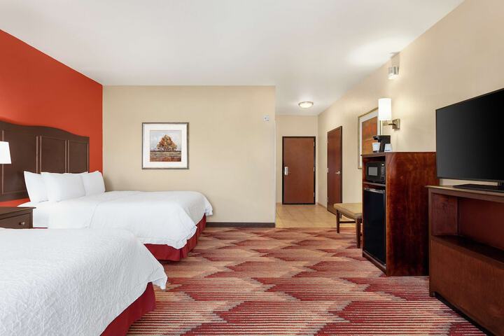 2 Queen Beds (1 of 10)