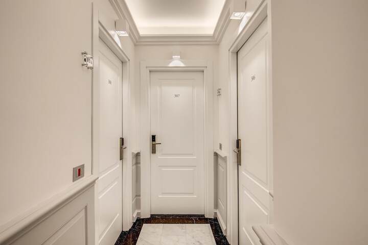 Ballroom/Hall 66 of 79