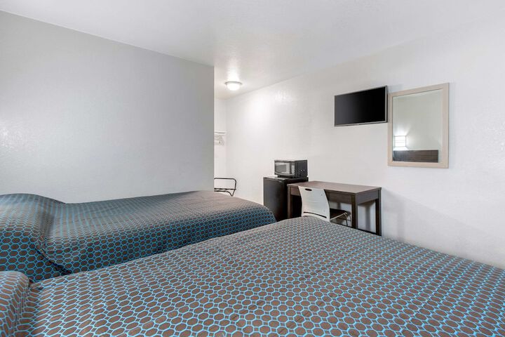 1 Queen Bed (5 of 13)
