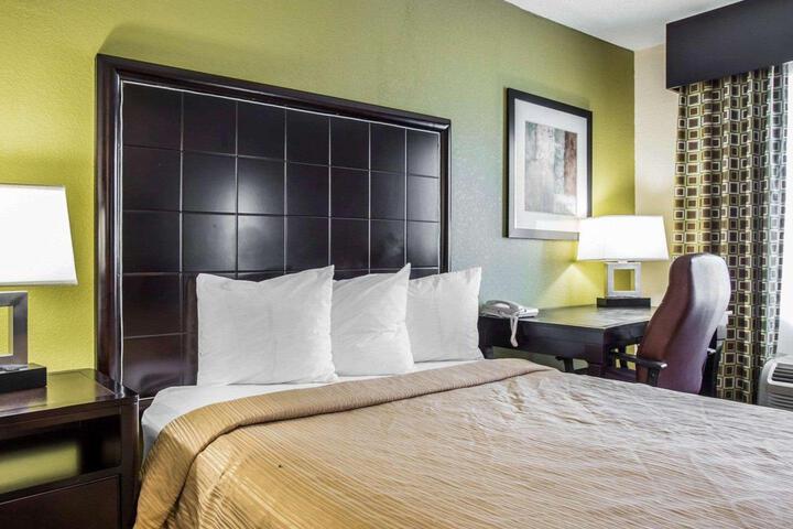 1 Queen Bed (6 of 6)