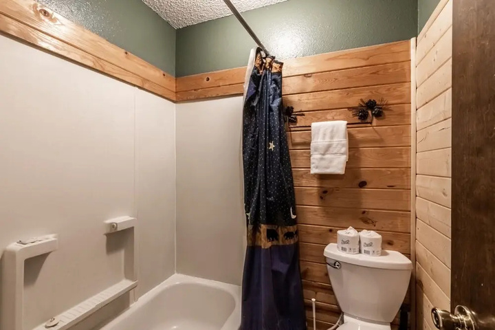 Room 10 of 18