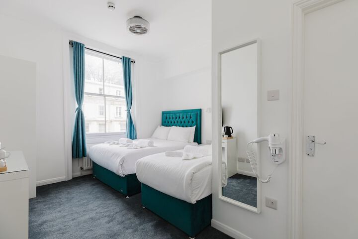 Room 44 of 122
