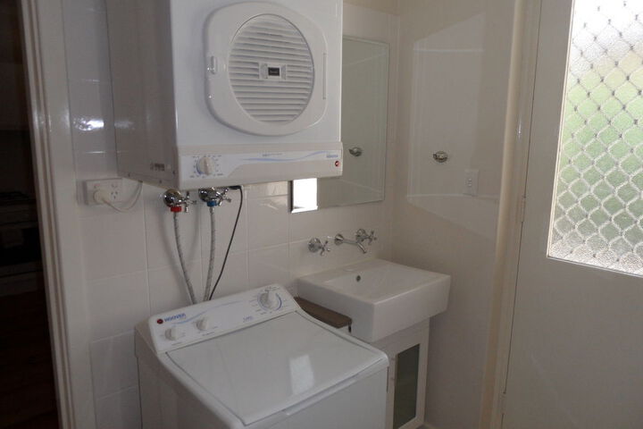 Room 6 of 8