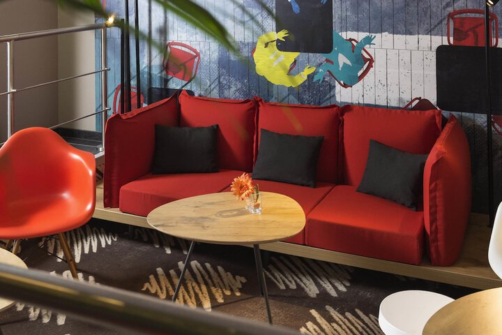 Lounge 22 of 29