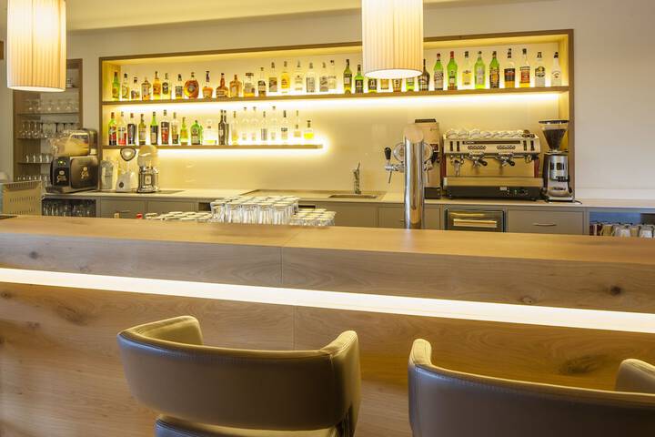 Lounge 92 of 130