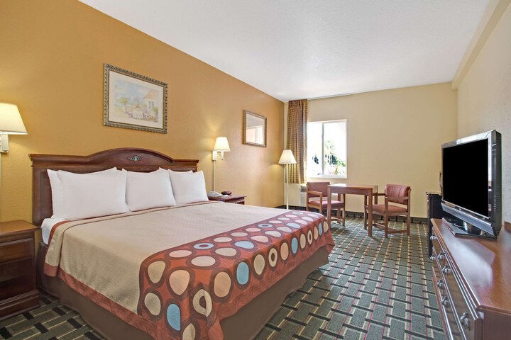 1 King Bed (6 of 10)