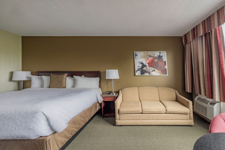 1 Queen Bed with Sofa Bed (4 of 6)