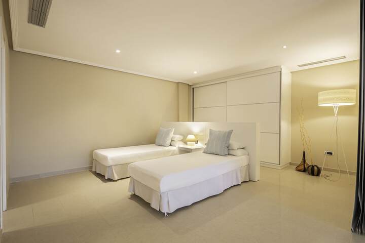 Room 5 of 27
