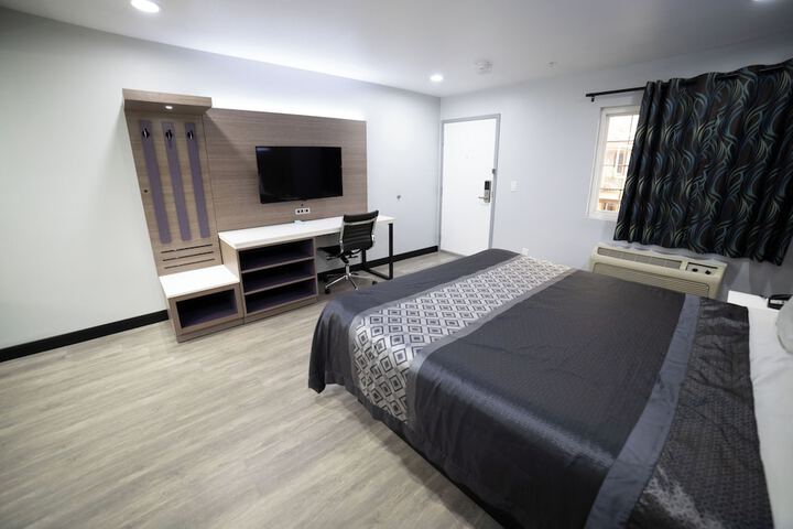 Double or Twin with Double Bed (5 of 13)