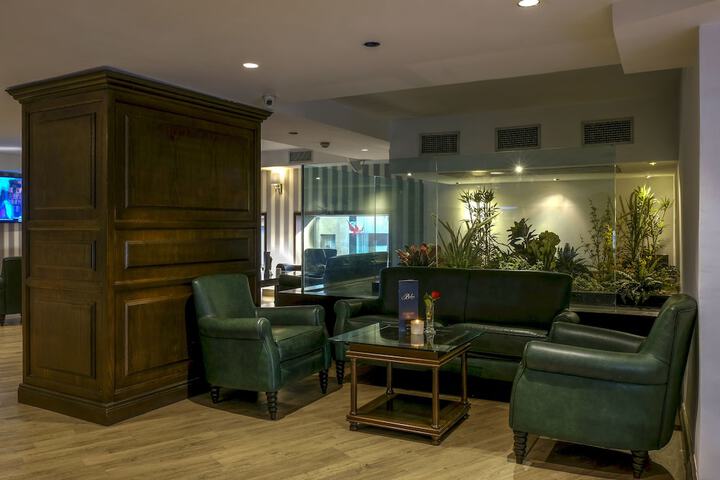 Lounge 55 of 78