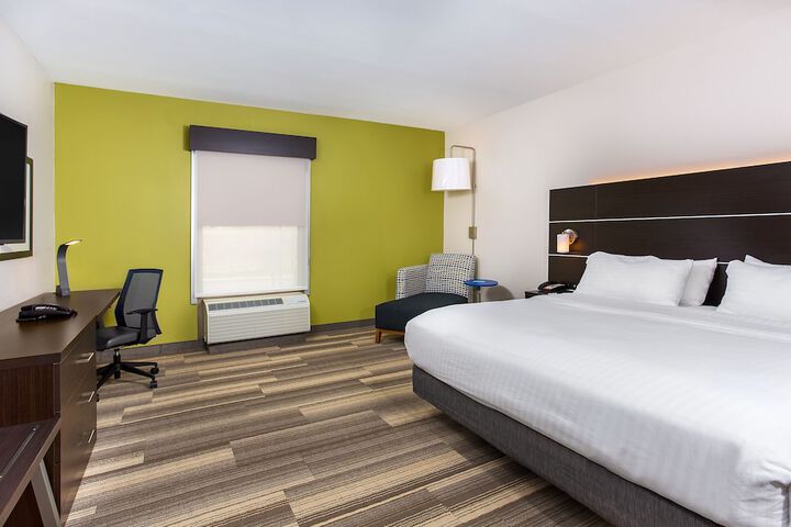 1 King Bed (2 of 14)