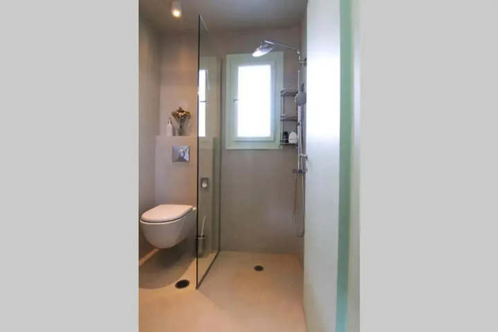 Room 4 of 9