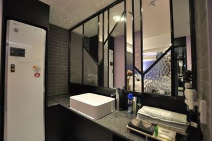Room 11 of 76