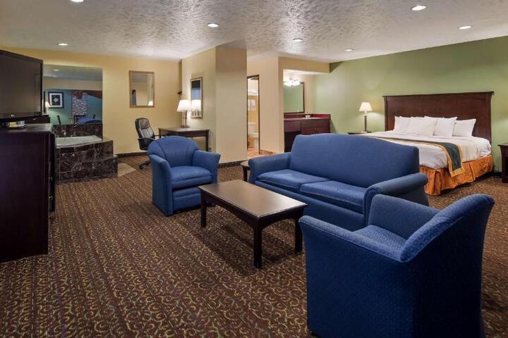 1 King Bed High Speed Internet Accessible Microwave, Refrigerator Sofa Bed Full Breakfast (9 of 10)