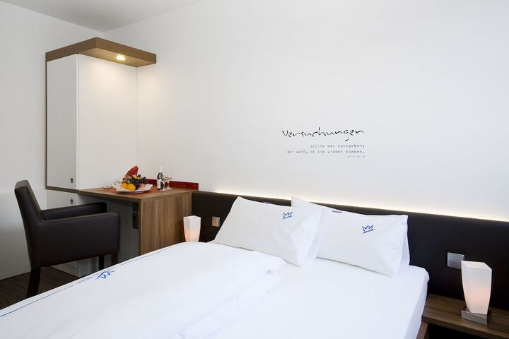 Room 10 of 120