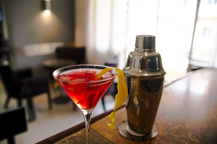 Lounge 54 of 79