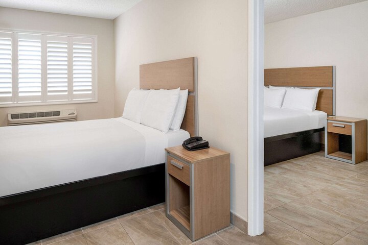 1 Queen Bed (9 of 17)