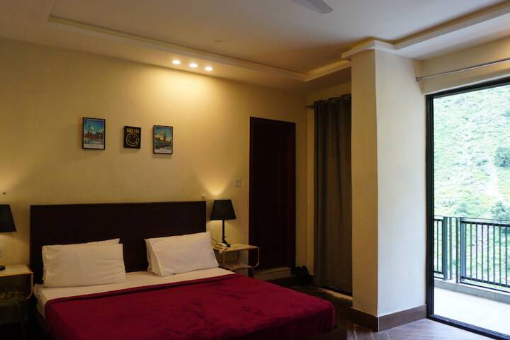 Room 6 of 18