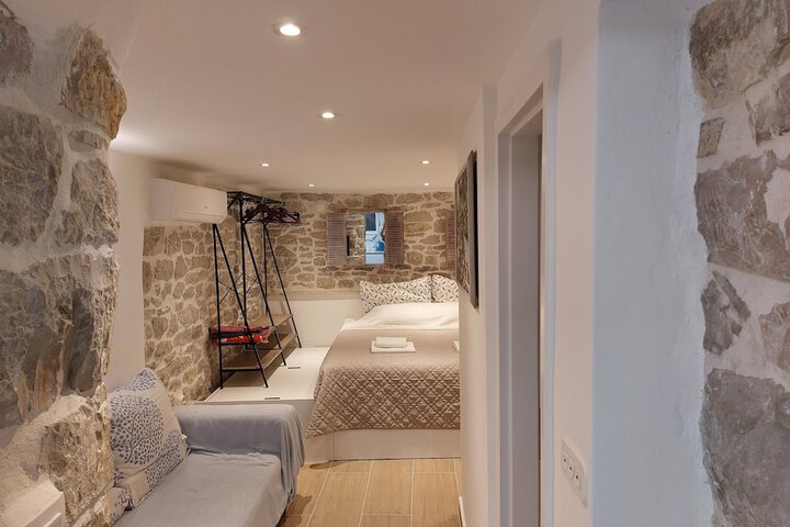 Room 9 of 32