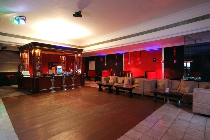 Lounge 48 of 58