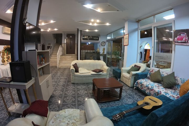 Lounge 29 of 40