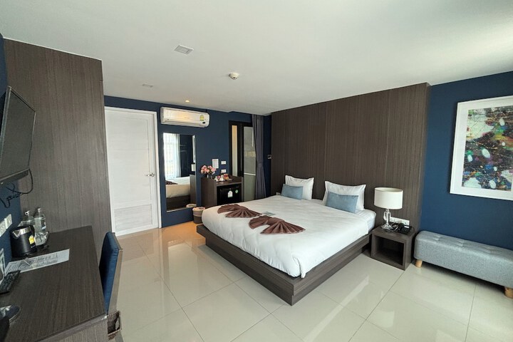 Room 13 of 33