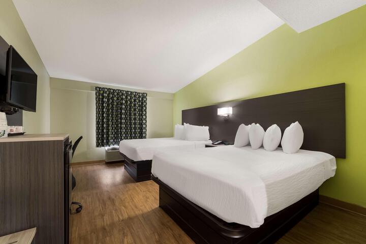2 Queen Beds Work Desk Microwave and Refrigerator, Continental Breakfast (1 of 9)