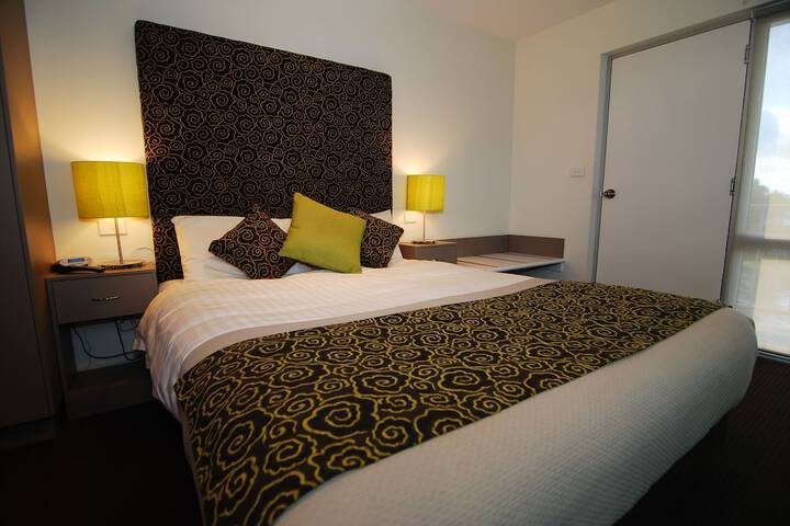 Room 4 of 9