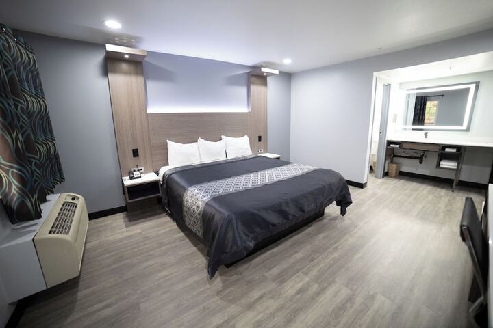 Double or Twin with Double Bed (2 of 13)