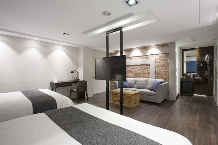 Room 17 of 36