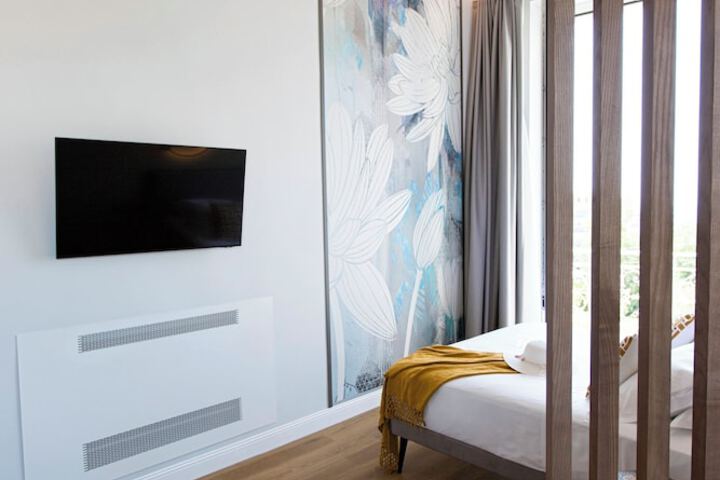 Room 2 of 100