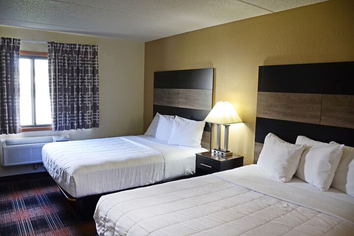2 Queen Beds (1 of 10)