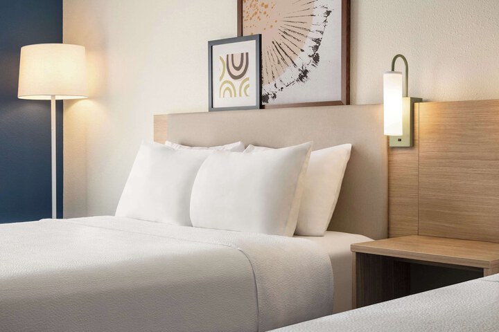 2 Queen Beds (6 of 8)